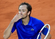 开云官网-世界网球队险胜西班牙网球队，梅德韦杰夫绝境逆转的简单介绍