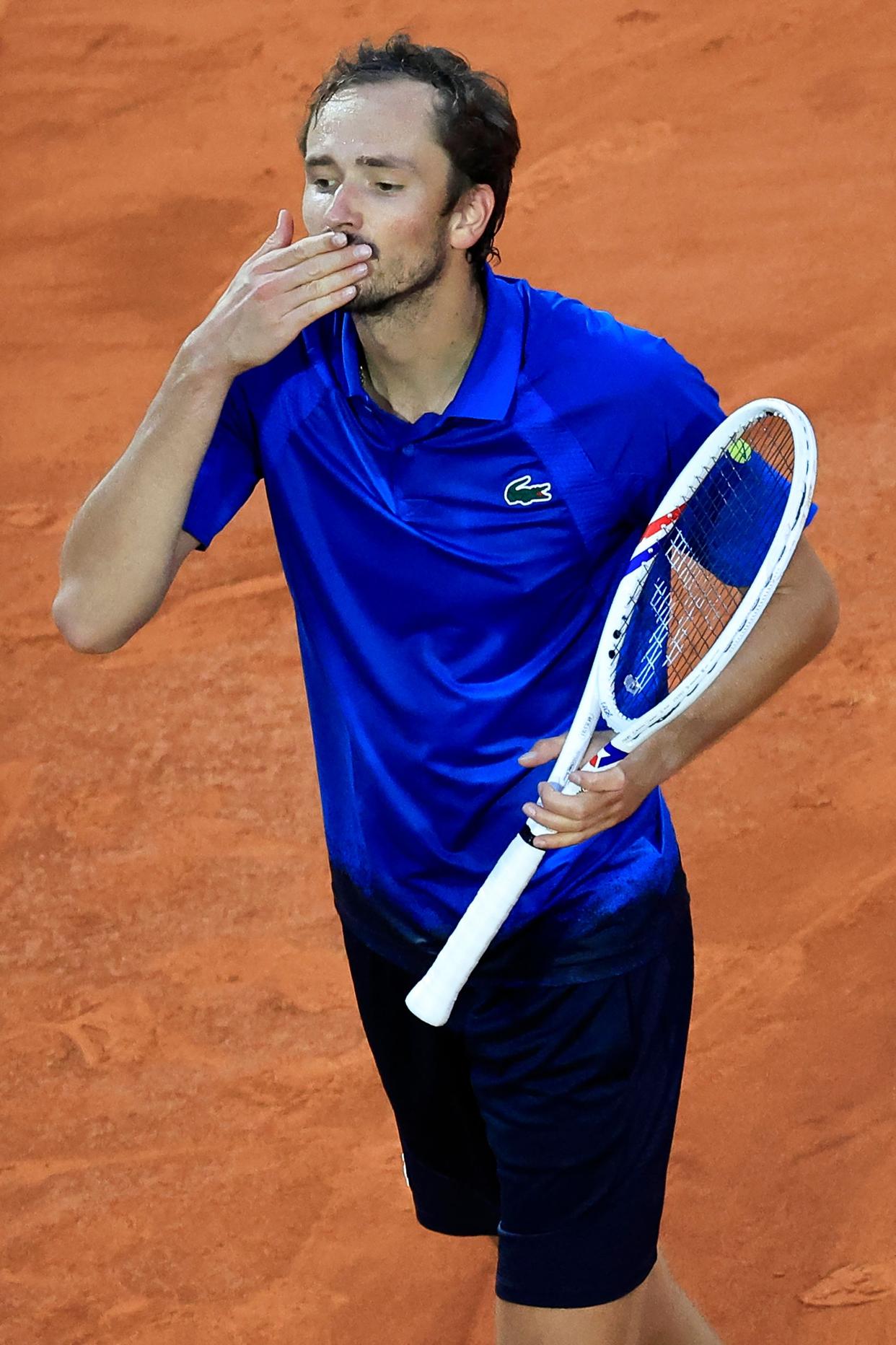 世界网球队险胜西班牙网球队,梅德韦杰夫绝境逆转的简单介绍 世界网球队险胜西班牙网球队,梅德韦杰夫绝境逆转的简单介绍