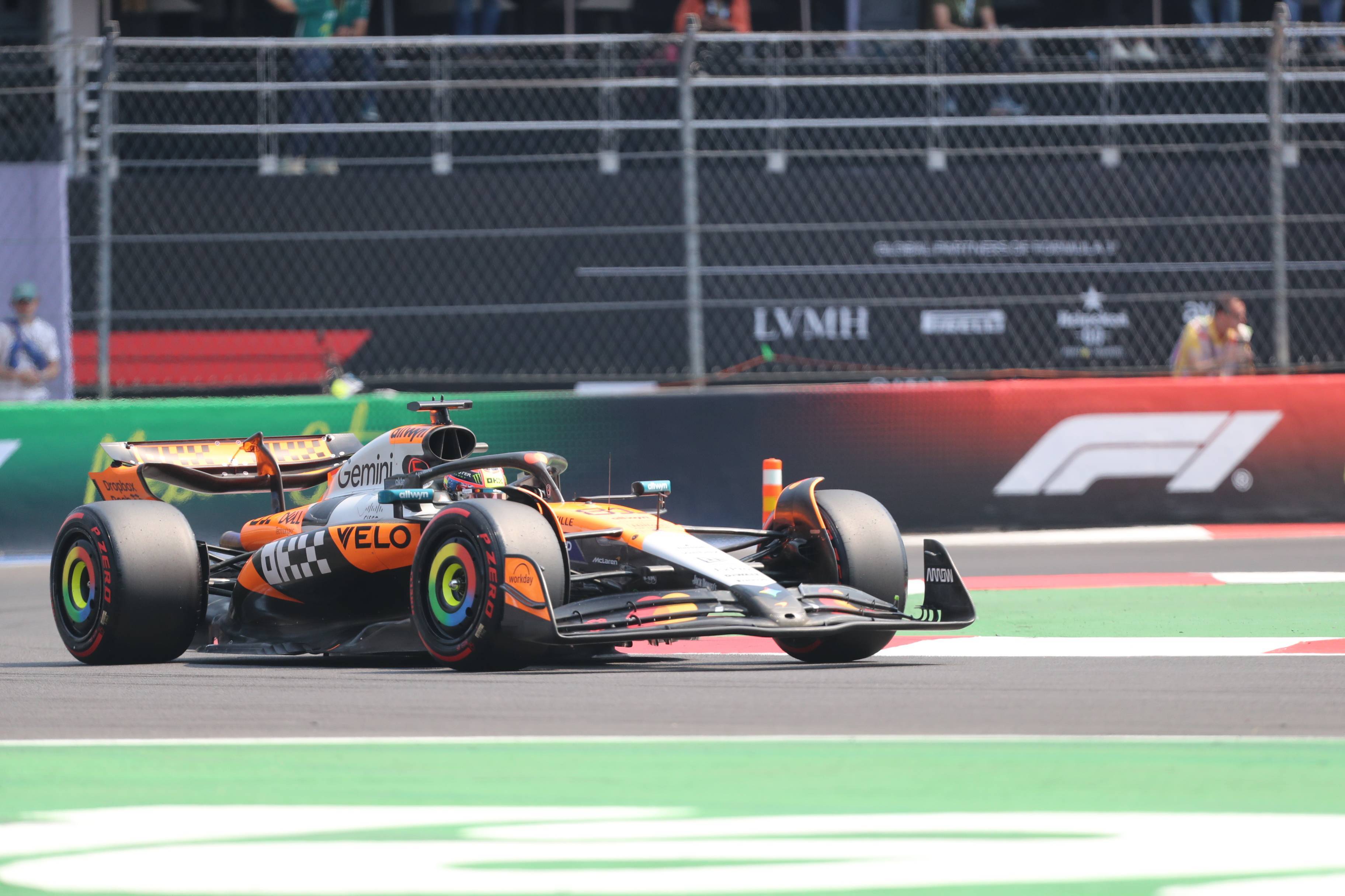 迈凯伦鏖战红牛二队,塞恩斯点燃赛场的简单介绍 迈凯伦鏖战红牛二队,塞恩斯点燃赛场的简单介绍